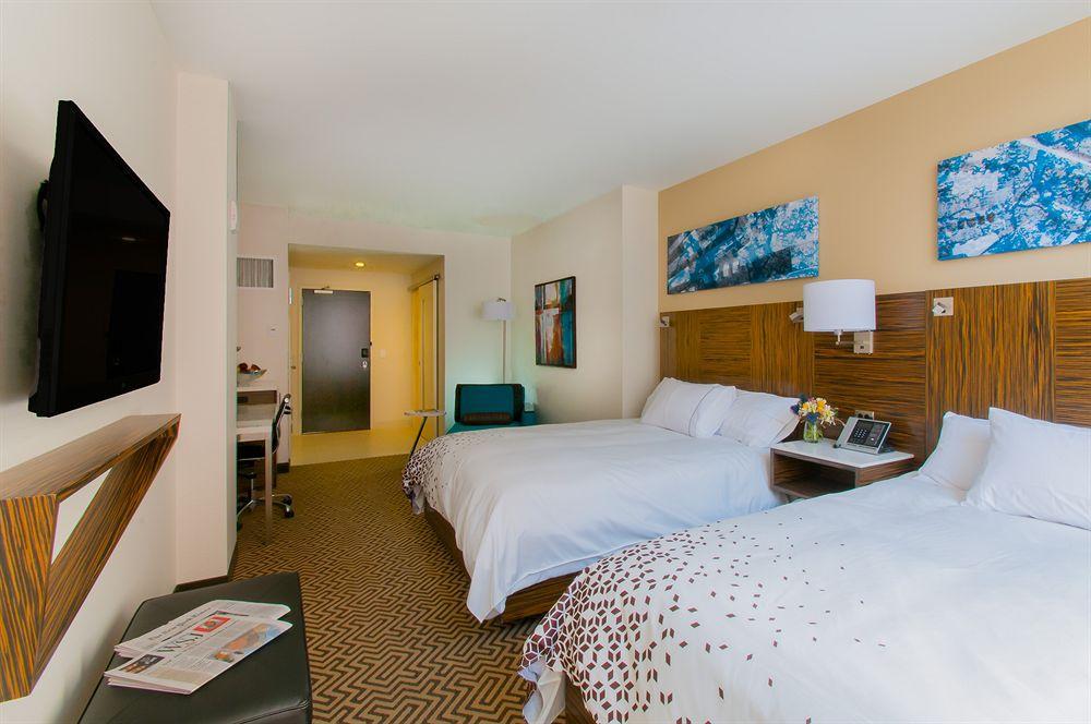 Renaissance Downtown Center 4*