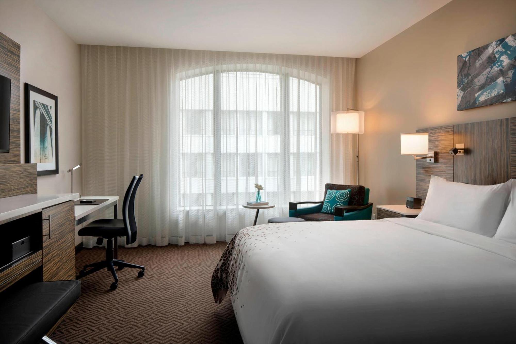 Renaissance Downtown Center 4*